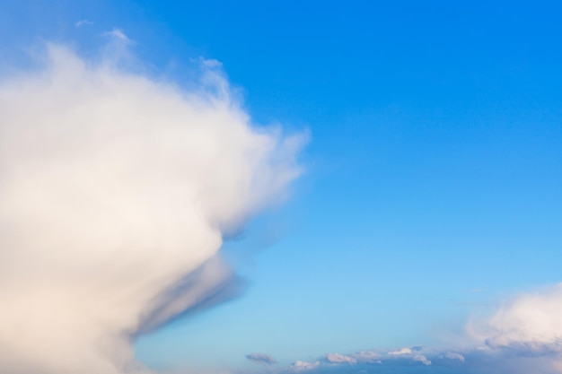 Weiße Wolke in der Wetterfront im blauen Himmel