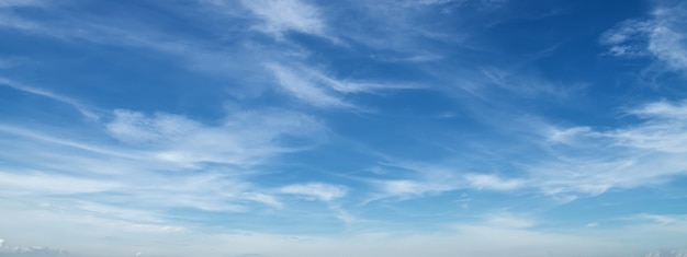 Weiße Wolke mit blauem Himmel