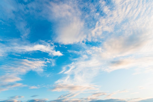 Weiße Wolke mit Hintergrund des blauen Himmels