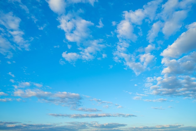 Weiße Wolken am blauen Himmel. Atmosphärischer natürlicher Hintergrund.