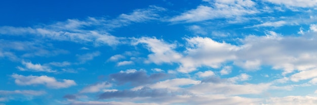 Weiße Wolken am blauen Himmel bei sonnigem Wetter