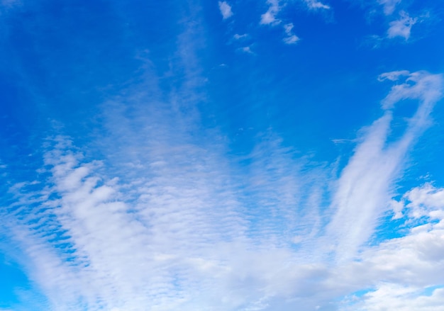 Weiße Wolken am blauen Himmel Ein Symbol für die Reinheit der Welt und das Weiße