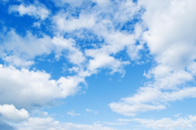 Weiße Wolken am blauen Himmel Gedreht in Sardinien Italien