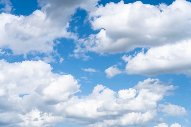 Weiße Wolken am blauen Himmel. Himmel mit Luftwolken