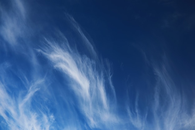 Weiße Wolken am blauen Himmel im Mittagssommer