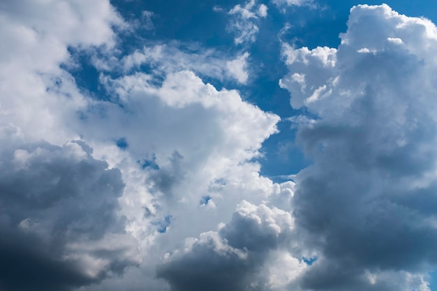 Weiße Wolken am blauen Himmel im Sommer. Foto in hoher Qualität