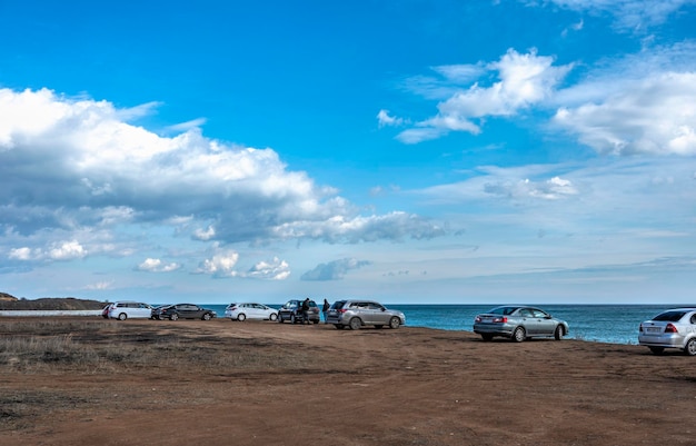 Weiße Wolken am blauen Himmel über dem Meer