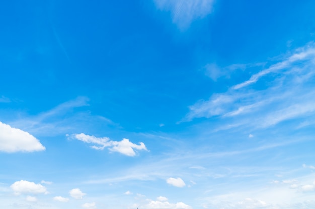 Foto weiße wolken am blauen himmel