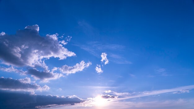 Weiße Wolken am blauen Himmel