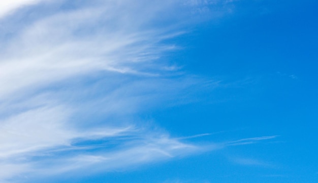 Weiße Wolken am blauen Himmel