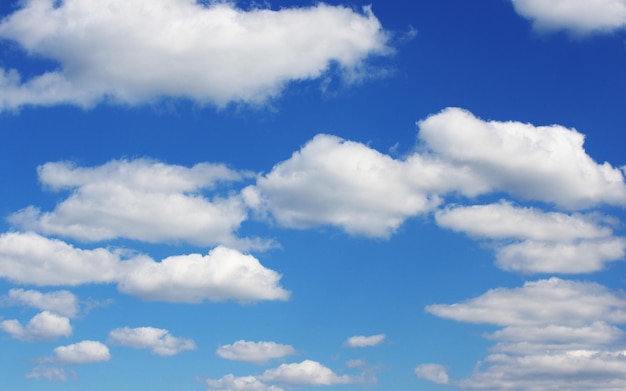 Weiße Wolken am blauen Himmel