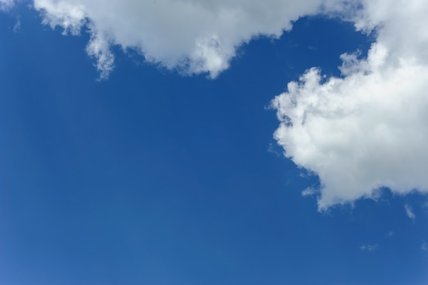 Weiße Wolken am blauen Himmel