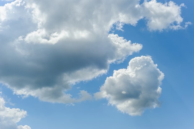 Weiße Wolken am blauen Himmel.