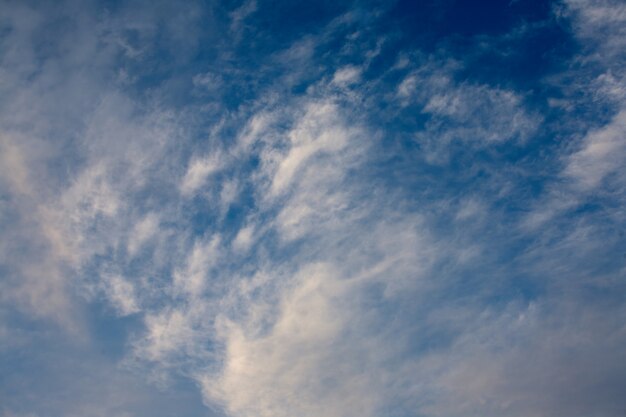 Weiße Wolken am blauen Himmel