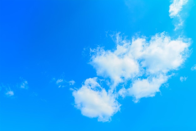 Weiße Wolken am blauen Himmel