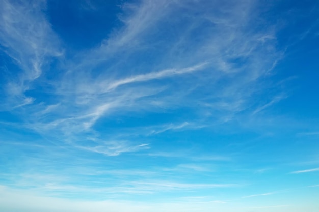 Weiße Wolken am blauen Himmel