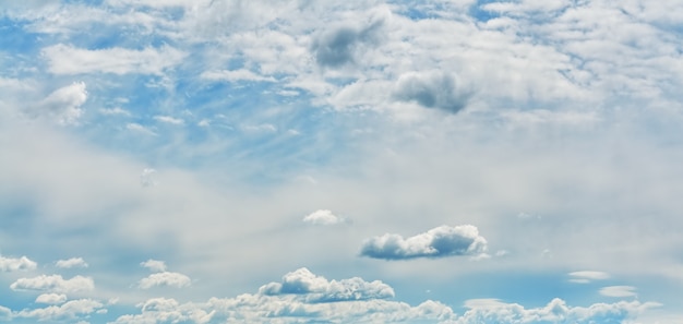 Weiße Wolken am blauen Himmel