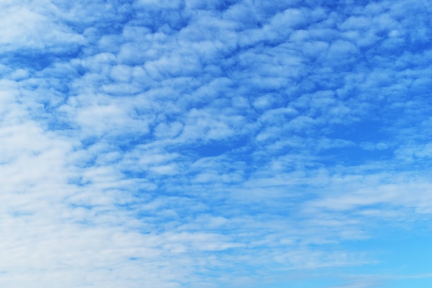 Weiße Wolken am blauen Himmel