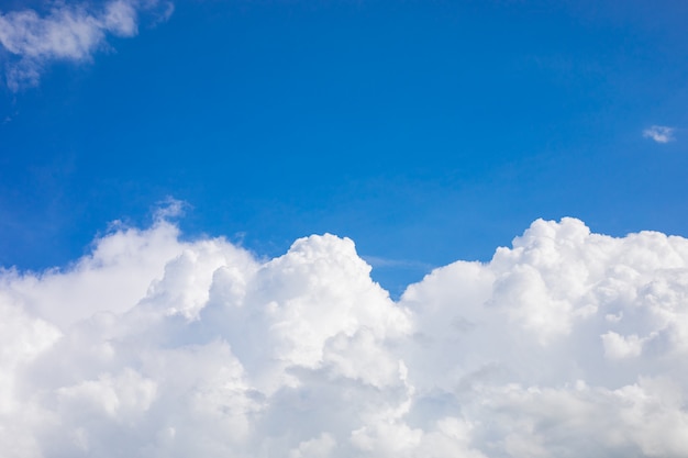 Weiße Wolken am blauen Himmel