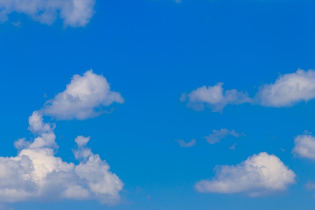 Weiße Wolken am blauen Himmel