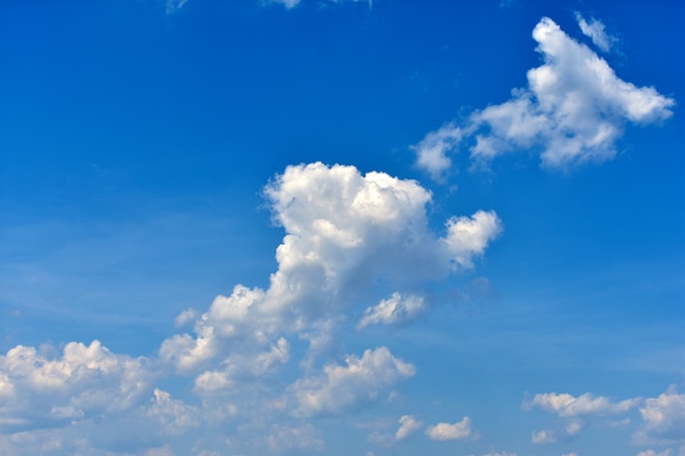 weiße Wolken am blauen Himmel