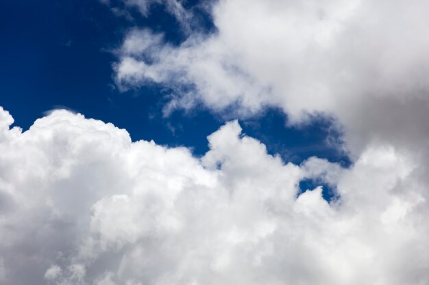 Weiße Wolken am blauen Himmel