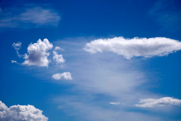 Weiße Wolken am blauen Himmel