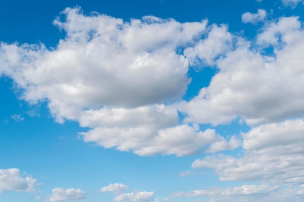 Weiße Wolken am blauen Himmel