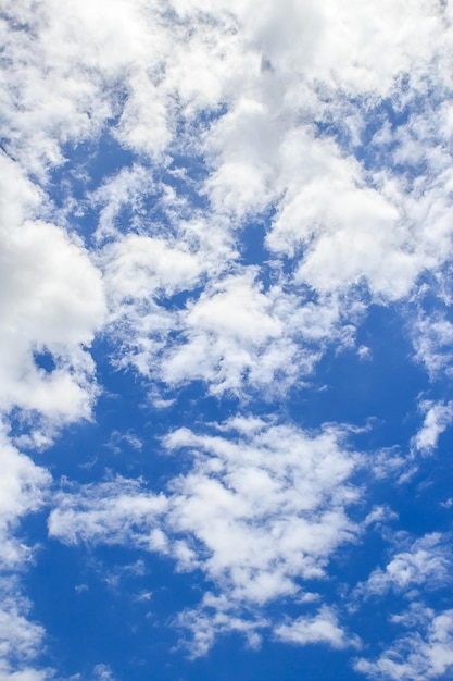 Weiße Wolken am blauen Himmel