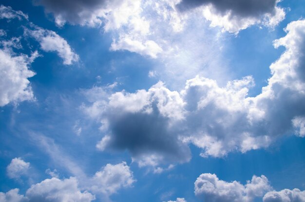 Weiße Wolken am blauen Himmel