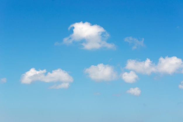 Weiße Wolken am Himmel