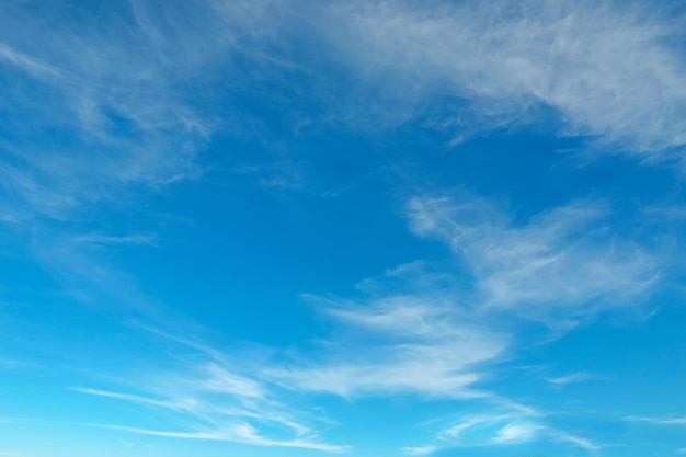 Weiße Wolken am Himmel