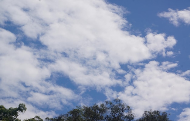 Weiße Wolken am Himmel