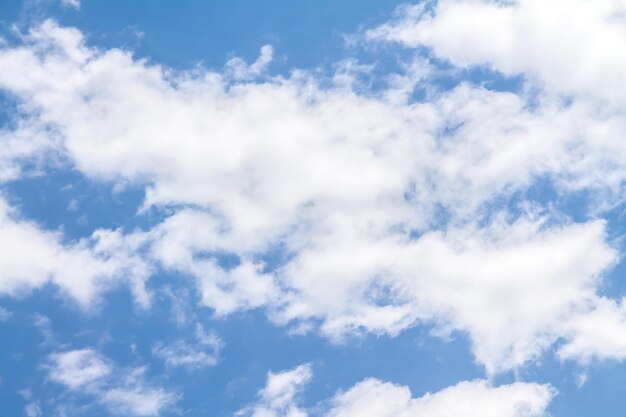 Weiße Wolken am Himmel