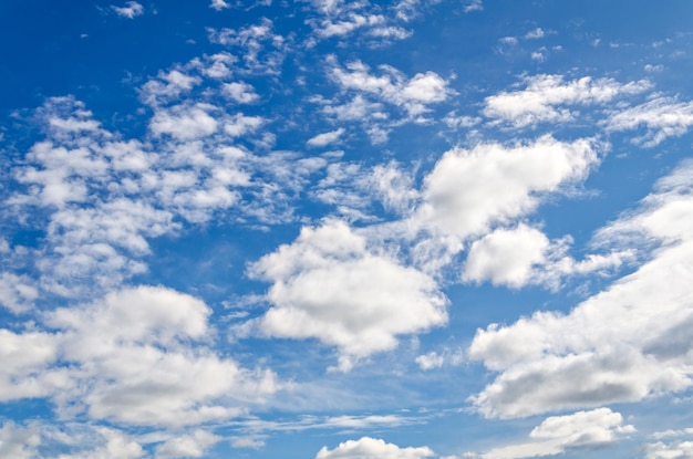 Weiße Wolken am strahlend blauen Himmel. Die Schönheit der Natur.