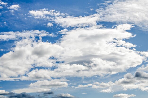 Weiße Wolken am strahlend blauen Himmel. Die Schönheit der Natur.