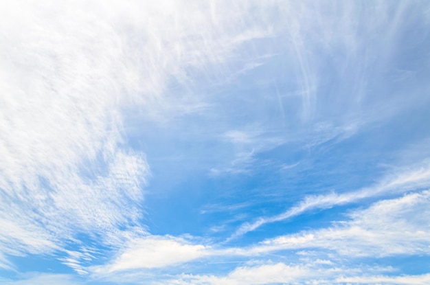 Weiße Wolken am strahlend blauen Himmel. Die Schönheit der Natur.