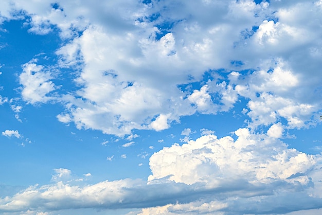 Weiße Wolken am strahlend blauen Himmel. Die Schönheit der Natur.