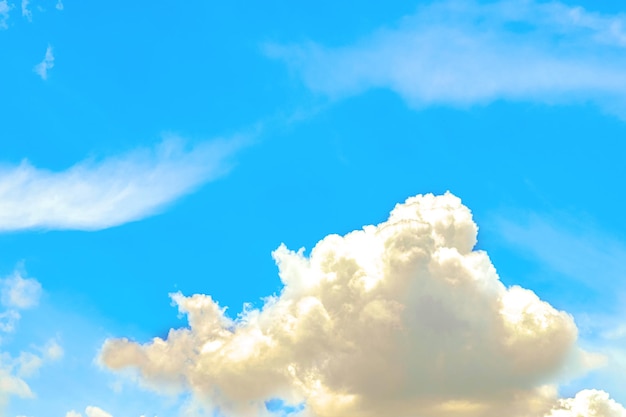 Weiße Wolken auf abstraktem Naturhintergrund des bewölkten blauen Himmels