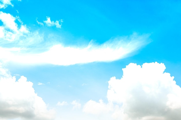 Weiße Wolken auf abstraktem Naturhintergrund des bewölkten blauen Himmels