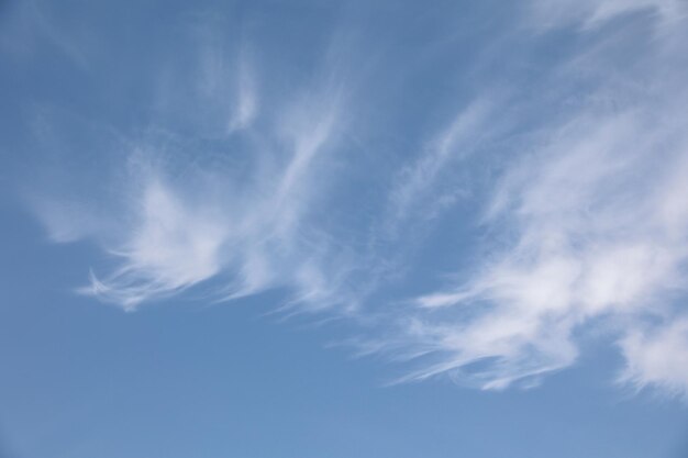 Weiße Wolken auf blauem Grund