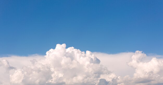 Weiße Wolken auf blauem Himmelhintergrund.