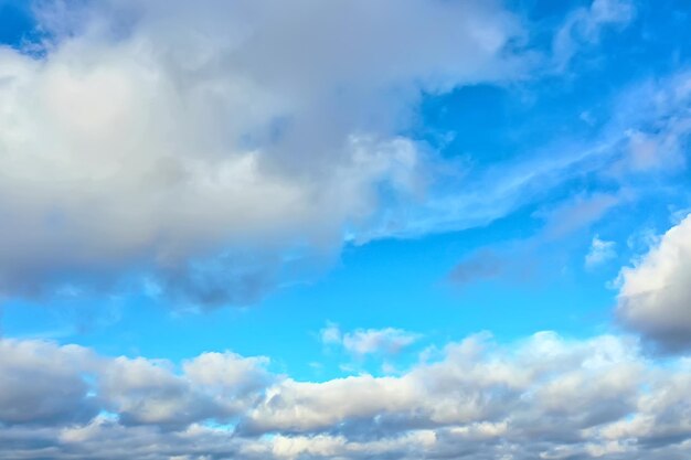 weiße Wolken auf blauem Himmelshintergrund, abstrakte saisonale Tapete, sonnige Tagesatmosphäre