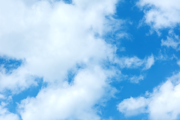 Weiße Wolken auf blauem Himmelshintergrund