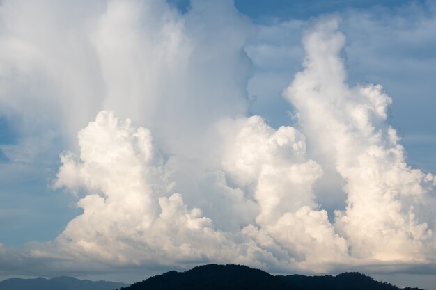 Weiße Wolken auf den Bergen