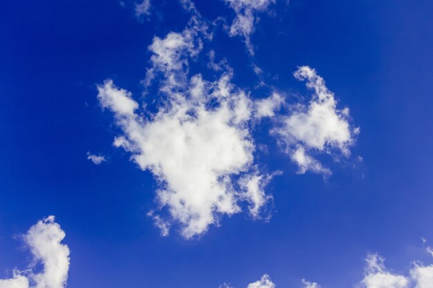 Weiße Wolken auf einem blauen Himmel an einem sonnigen Tag