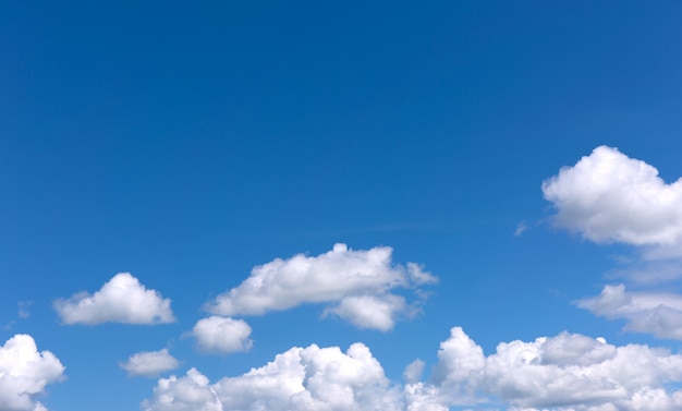 Weiße Wolken auf einem blauen Himmel