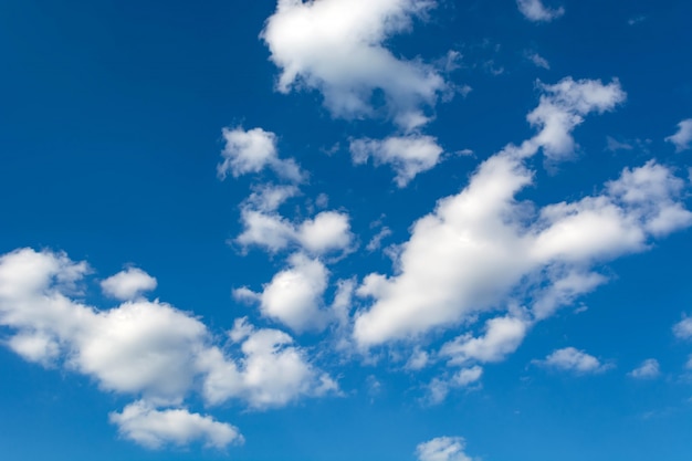 Weiße wolken auf einem klaren hintergrund des blauen himmels