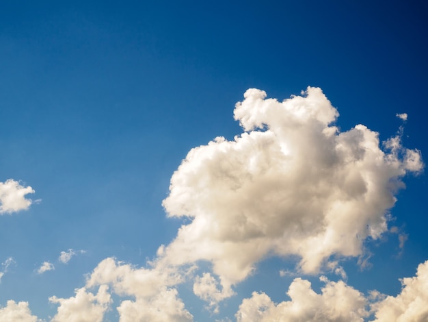 Weiße Wolken auf nettem Hintergrund des blauen Himmels.