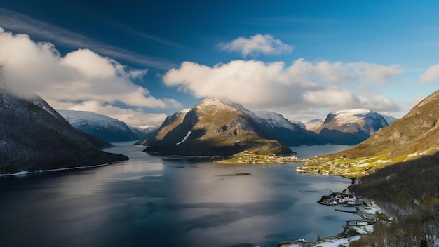 Weiße Wolken bedecken die wunderschönen Fjorde Norwegens